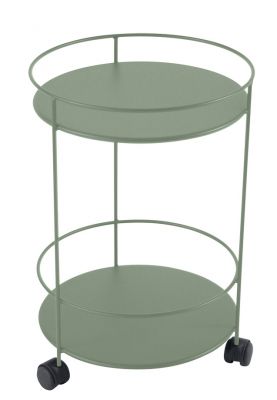Guinguette Beistelltisch in Kaktusgrün: Runder Outdoor-Tisch mit zwei Ablageflächen und Rollen.